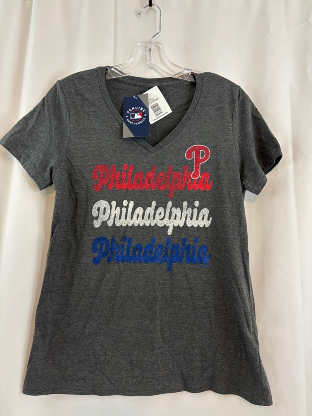 NWT Majestic MLB Philadelphia Phillies szM Gray V-Neck T-Shirt…